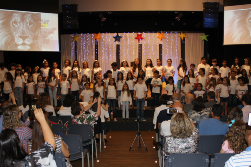 Estudantes da Escola Batista de Idiomas apresentam musical de Natal em inglês