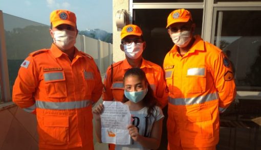 Estudante do Colégio Batista Mineiro emociona bombeiros com carta de agradecimento